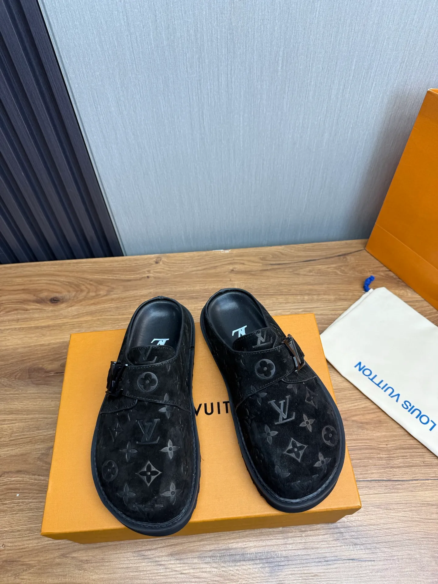 Men's men's shoes 460💰 Lv. Popular couple slippers hot sale🩷💚 🩴Official website one to one production 35-45 sizes 45 46 🉑️Customized!
